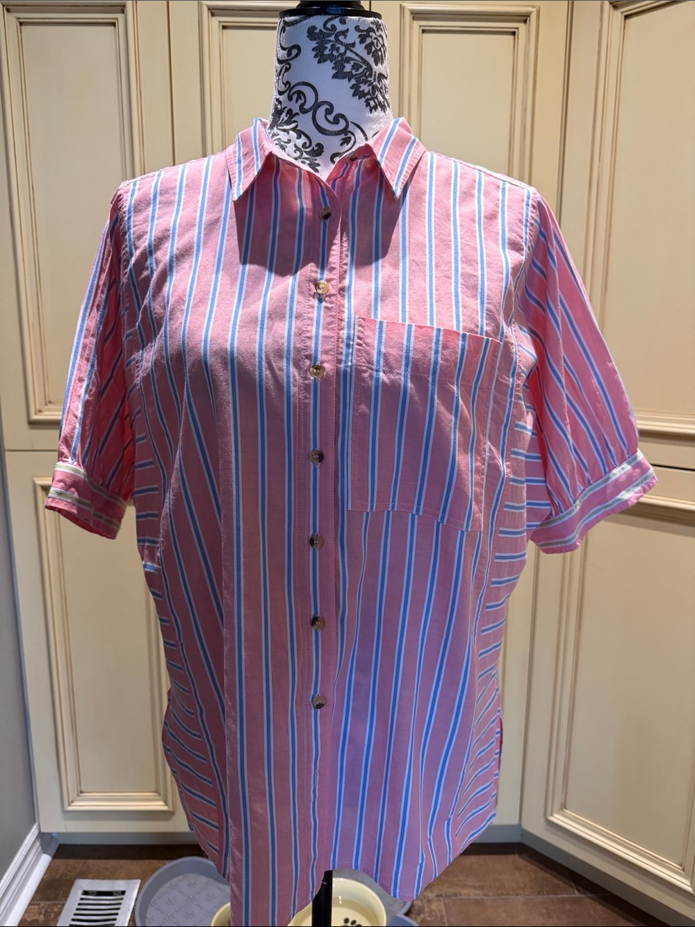 Women’s  Pink Stripe Short-Sleeve Button-Up Shirt